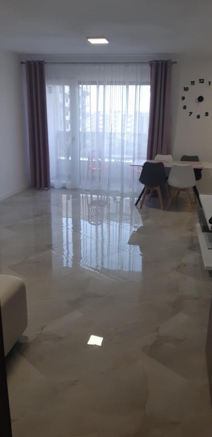 Aqua West Apartment Free Parking- Self Check-In Орадя Экстерьер фото