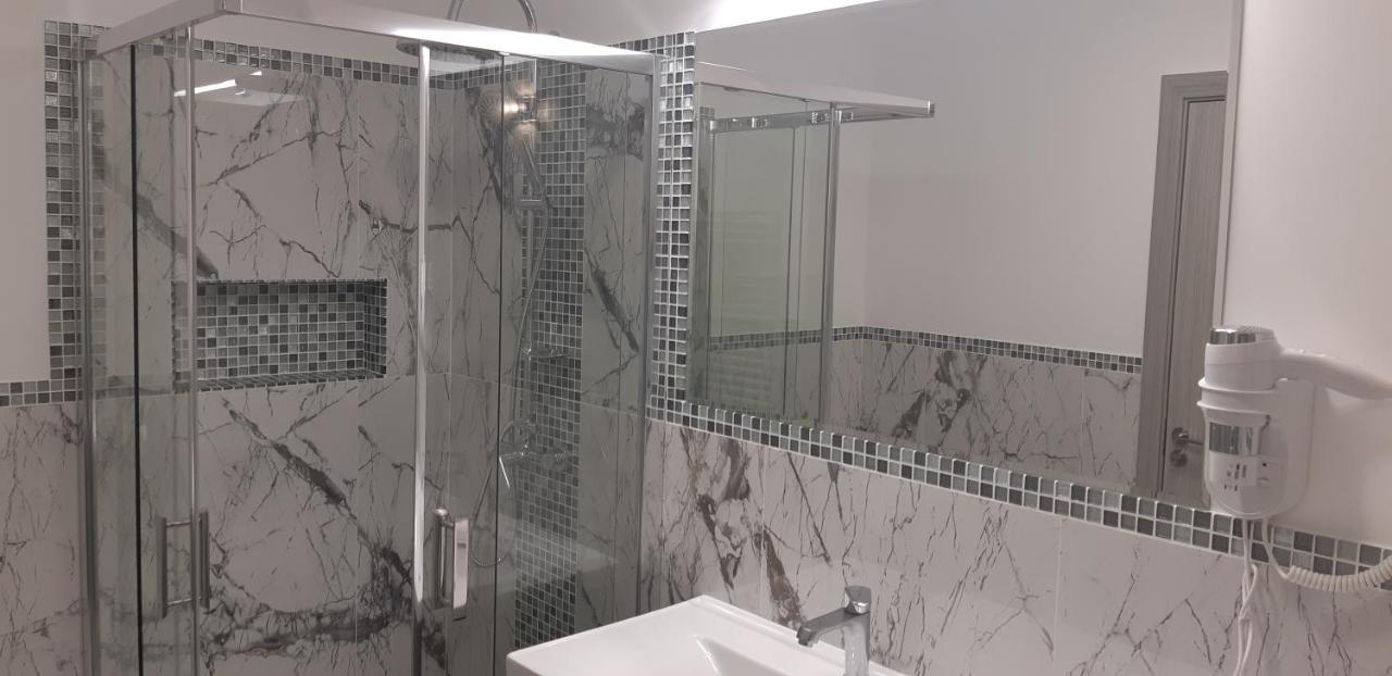 Aqua West Apartment Free Parking- Self Check-In Орадя Экстерьер фото
