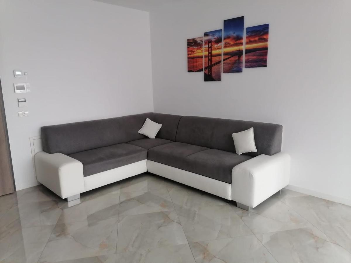 Aqua West Apartment Free Parking- Self Check-In Орадя Экстерьер фото